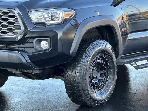 Used 2022 Toyota Tacoma TRD Off-Road image 8