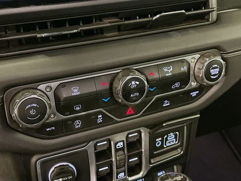 Used 2025 Jeep Wrangler Unlimited Rubicon image 23