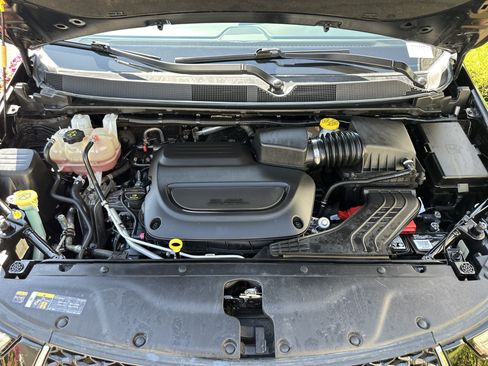 Used 2024 Chrysler Pacifica Touring-L FWD image 35