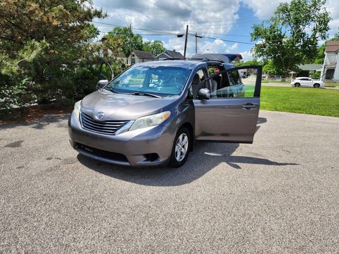 Used 2014 Toyota Sienna LE FWD image 25