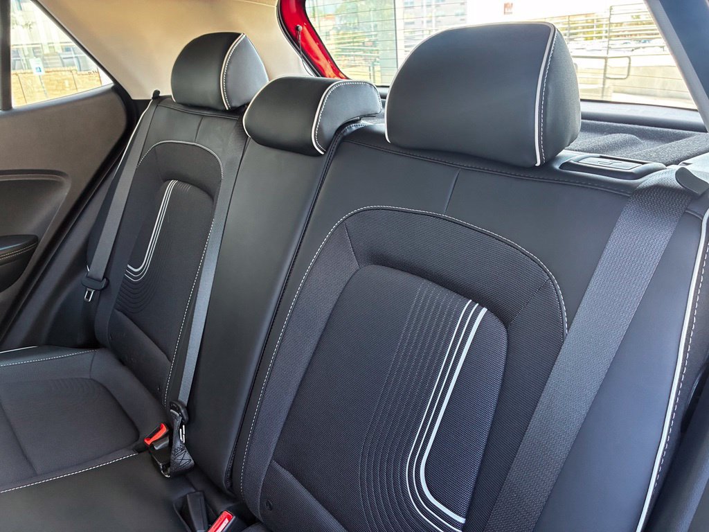 Used 2025 Hyundai Venue Limited FWD image 10