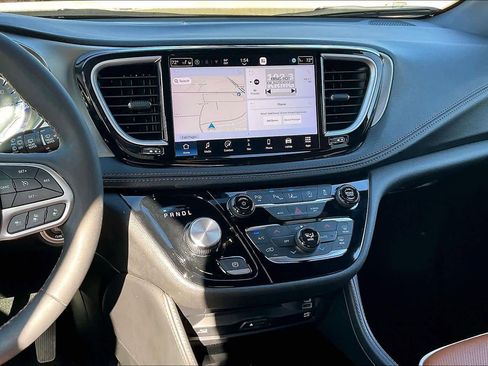 Used 2024 Chrysler Pacifica Pinnacle image 6