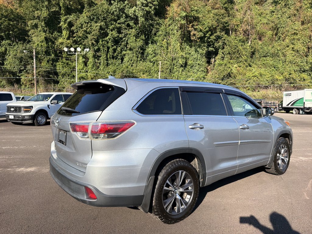 Used 2016 Toyota Highlander XLE AWD/4WD image 4