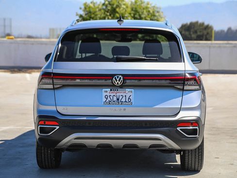 Used 2025 Volkswagen Taos SE FWD image 6
