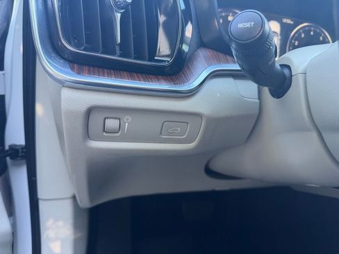 Used 2021 Volvo S60 T5 Momentum w/ Premium Package image 28