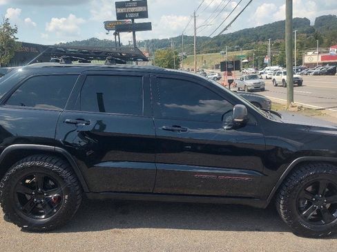 Used 2017 Jeep Grand Cherokee Trailhawk w/ Trailhawk Luxury Group AWD/4WD image 2