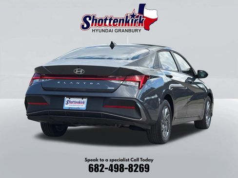 Used 2025 Hyundai Elantra Hybrid FWD image 6