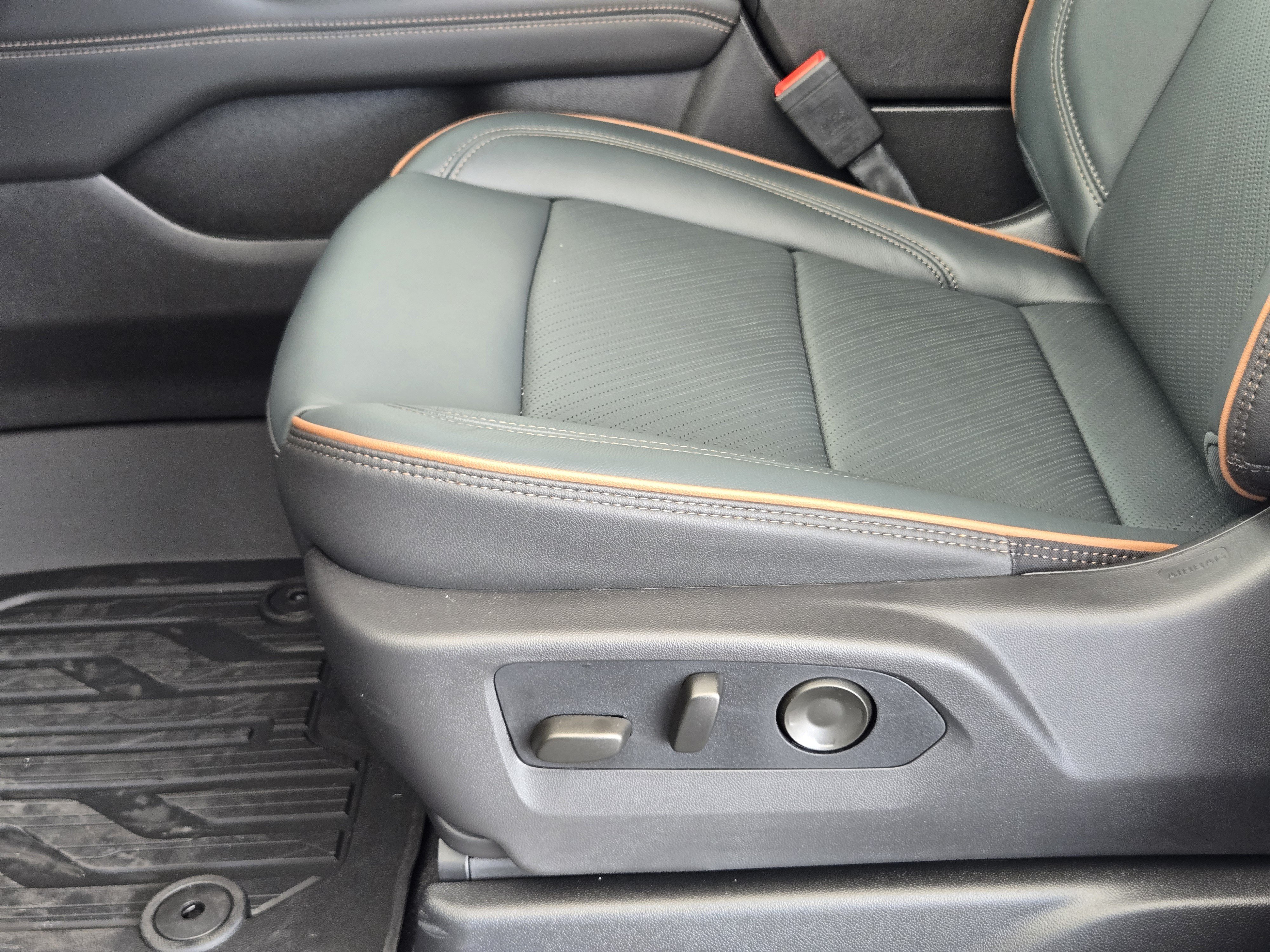 New 2026 GMC Yukon AT4 w/ AT4 Premium Package AWD/4WD image 19