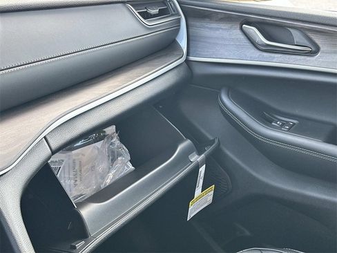 New 2025 Jeep Grand Cherokee L Limited image 18