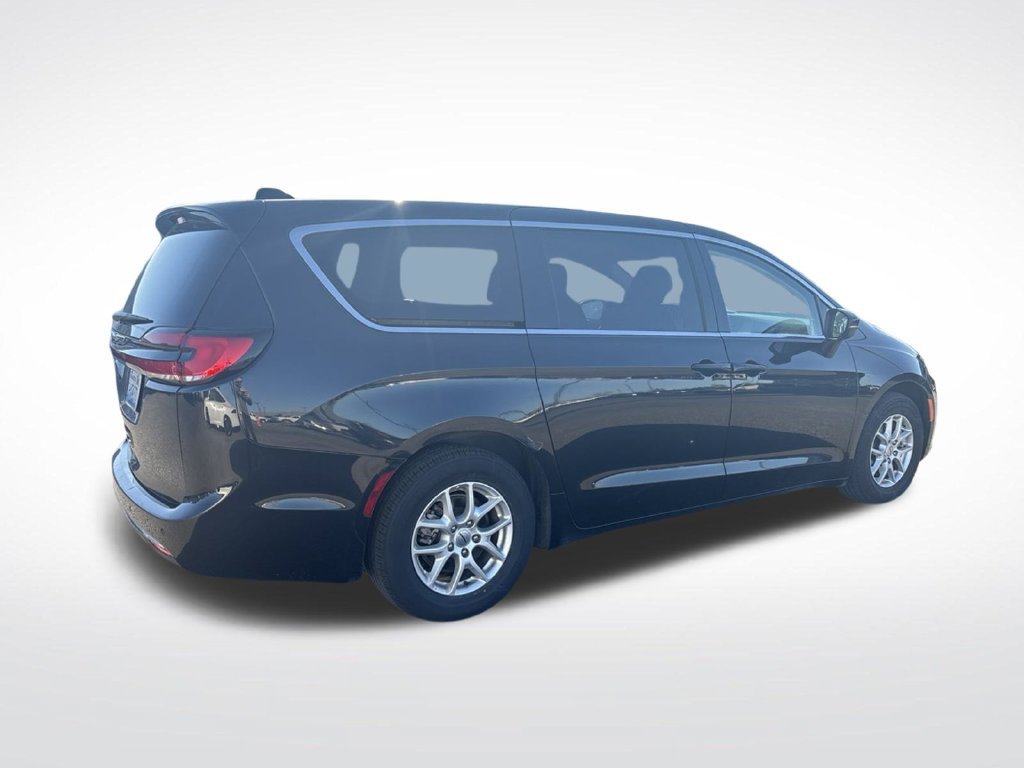 Used 2023 Chrysler Pacifica Touring-L FWD image 5