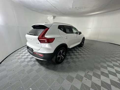 Used 2024 Volvo XC40 B5 Core AWD/4WD image 8