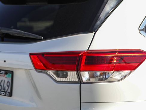 Used 2018 Toyota Highlander XLE FWD image 9
