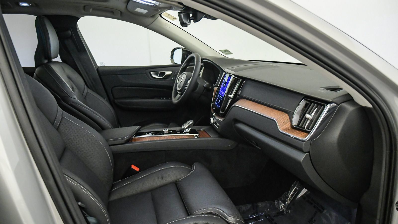 Certified 2023 Volvo XC60 B5 Ultimate w/ Climate Package FWD image 16