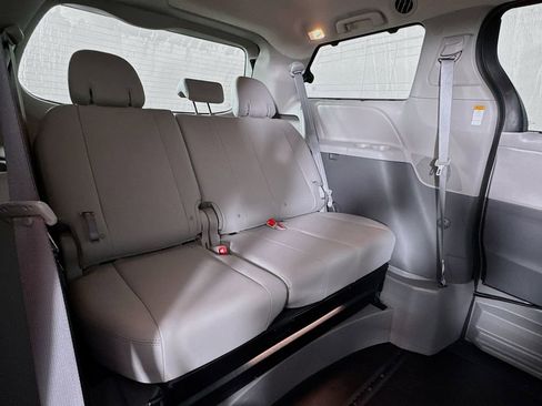 Used 2020 Toyota Sienna XLE Premium image 31