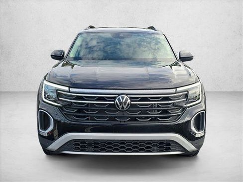 Used 2024 Volkswagen Atlas Peak Edition SE image 2