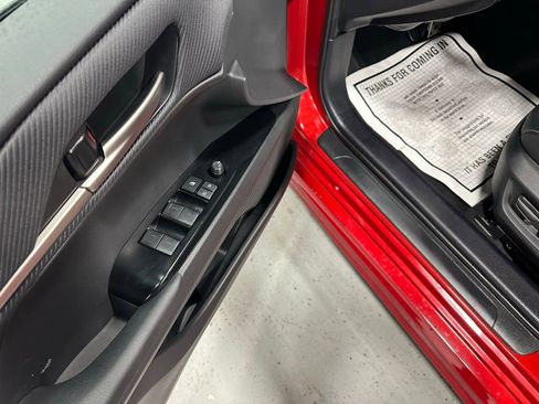 Used 2025 Toyota Camry SE image 9