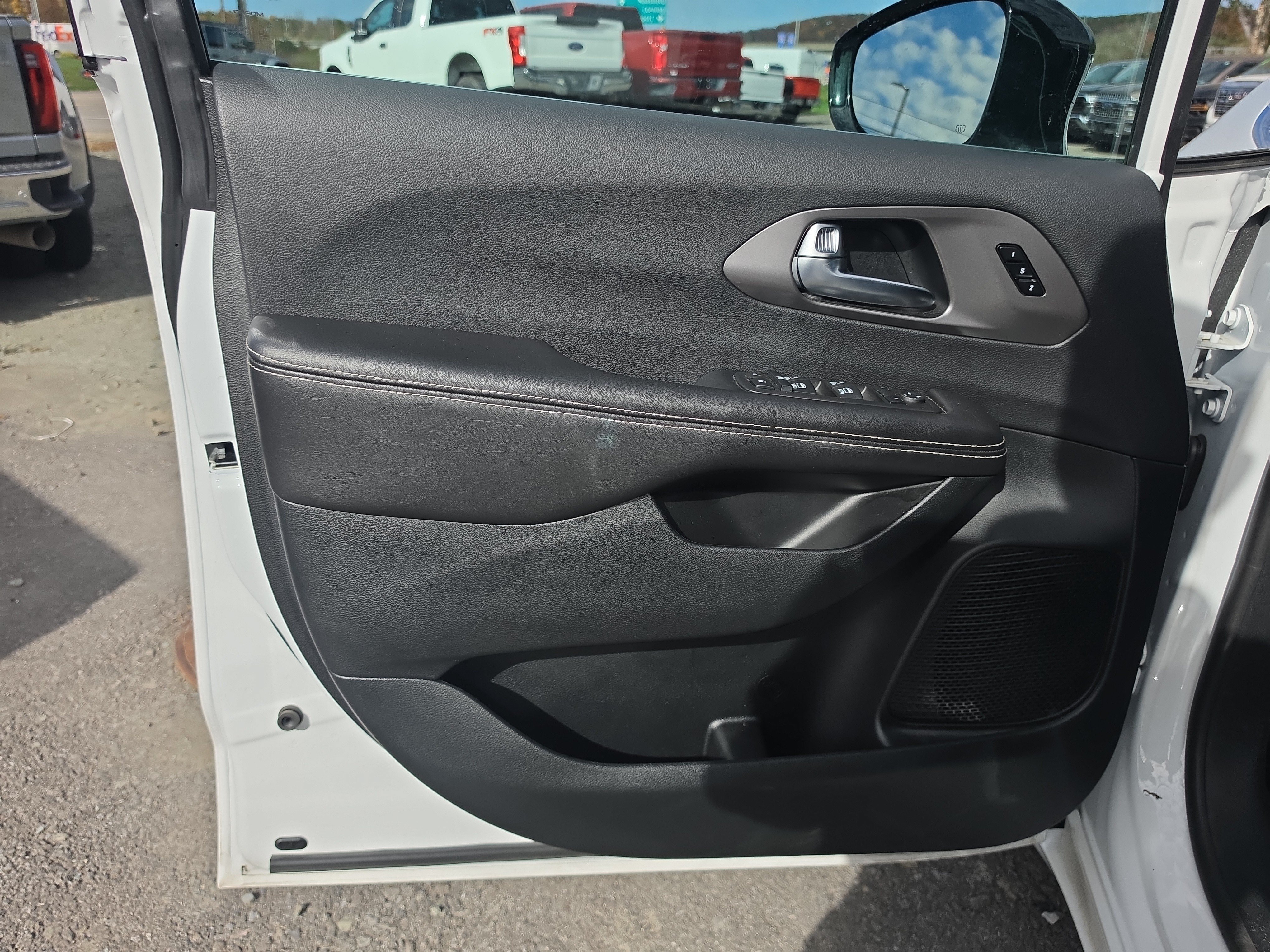 Used 2026 Chrysler Pacifica Select FWD image 17