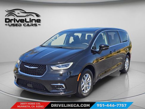 Used 2024 Chrysler Pacifica Touring-L FWD image 5