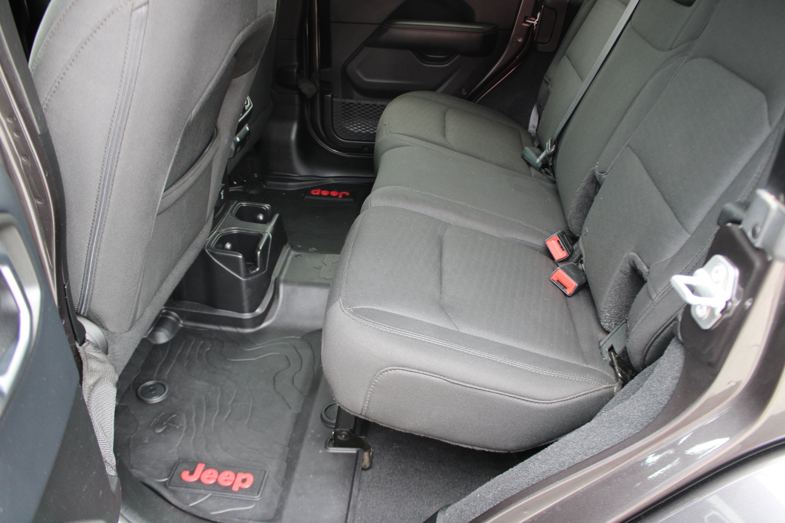 Used 2018 Jeep Wrangler Unlimited Sahara AWD/4WD image 12