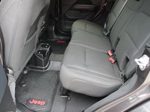 Used 2018 Jeep Wrangler Unlimited Sahara AWD/4WD image 12