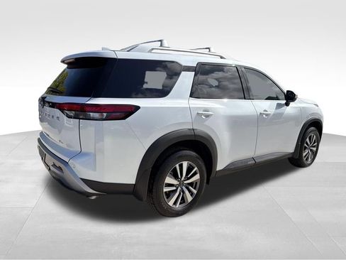 Certified 2025 Nissan Pathfinder SL image 8