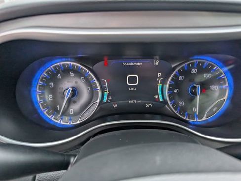 Used 2024 Chrysler Pacifica Touring-L image 13