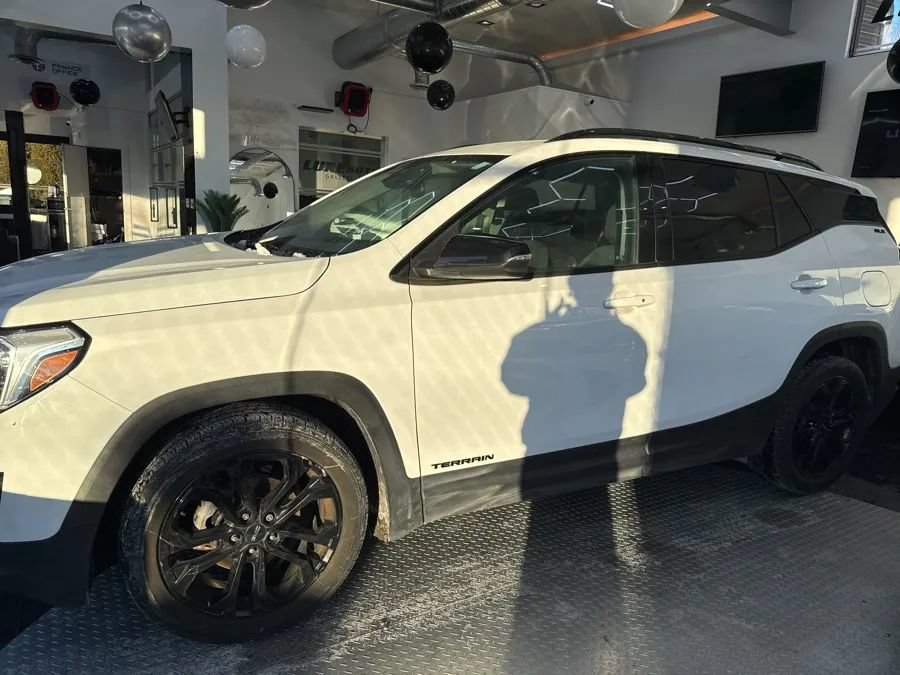 Used 2020 GMC Terrain SLE w/ Driver Convenience Package FWD image 2