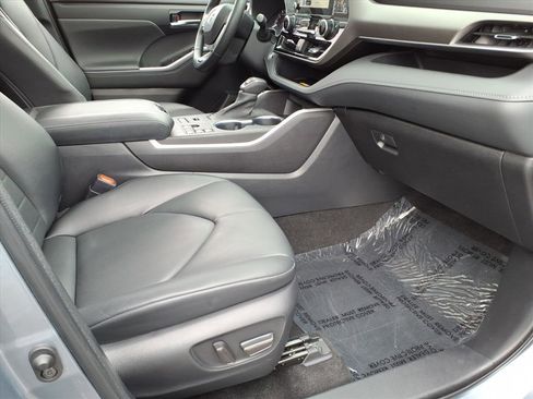 Certified 2023 Toyota Highlander XLE image 9