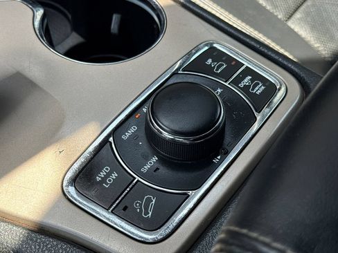 Used 2015 Jeep Grand Cherokee Overland w/ Advanced Technology Group AWD/4WD image 26