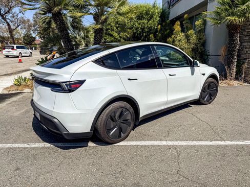 Used 2026 Tesla Model Y 2WD image 8