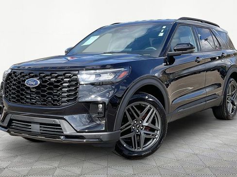 Used 2025 Ford Explorer ST-Line w/ ST-Line Street Pack image 2