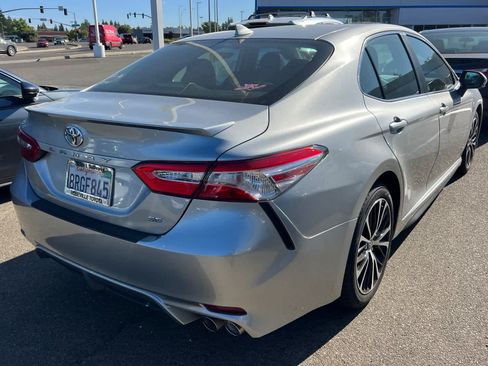 Used 2020 Toyota Camry SE w/ Convenience Package FWD image 4