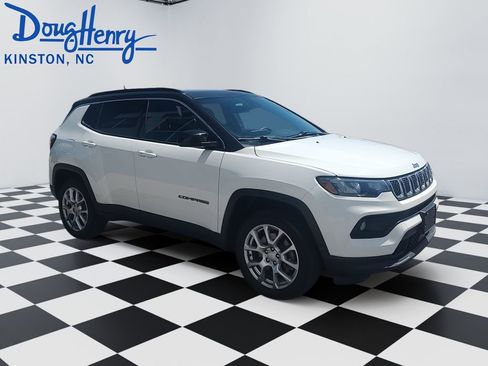 Used 2023 Jeep Compass Latitude w/ Sun and Sound Group AWD/4WD image 7
