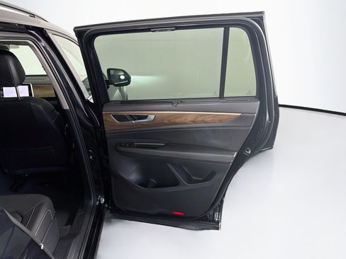 Used 2025 Volkswagen Atlas SE FWD image 34
