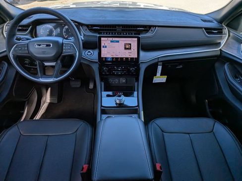 Used 2025 Jeep Grand Cherokee Limited w/ Luxury Tech Group II RWD image 12