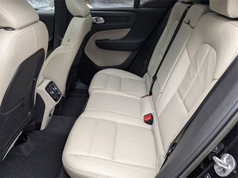 Certified 2023 Volvo XC40 B5 Plus w/ Protection Package Premier image 25