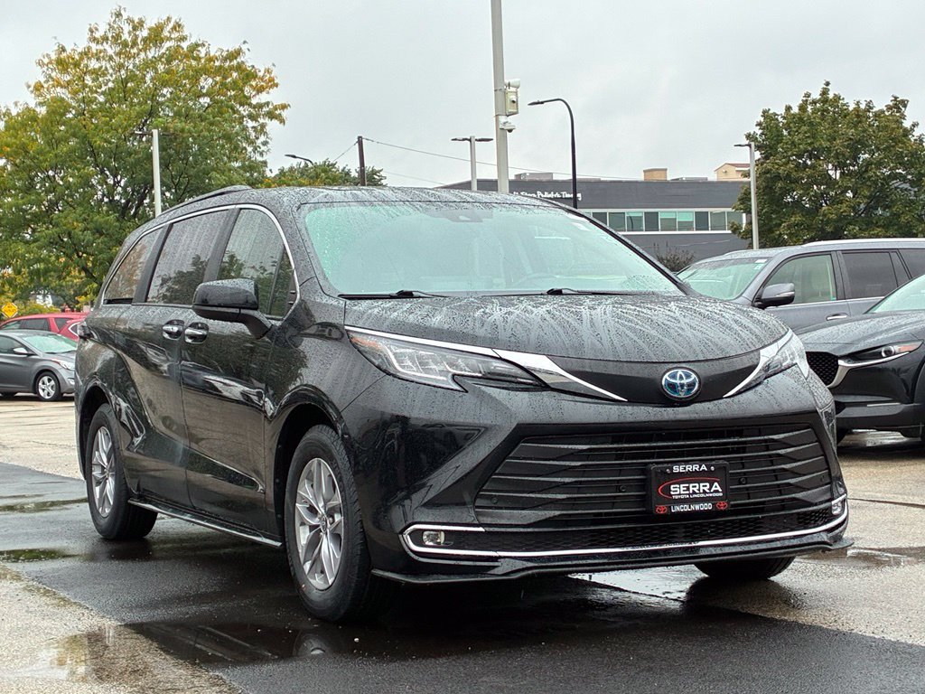 Used 2023 Toyota Sienna XLE FWD image 3