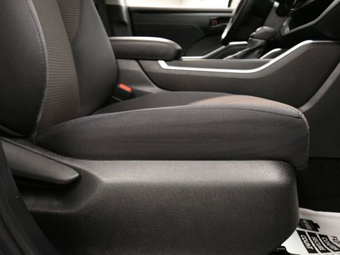 Certified 2024 Toyota Highlander LE image 28