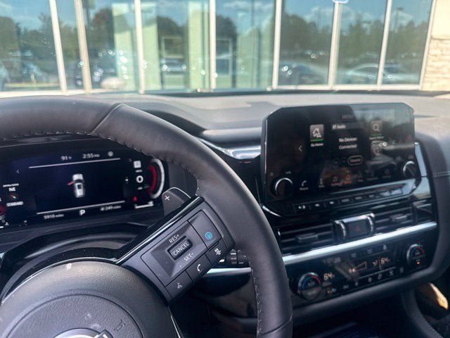 Used 2024 Nissan Pathfinder Platinum FWD image 9