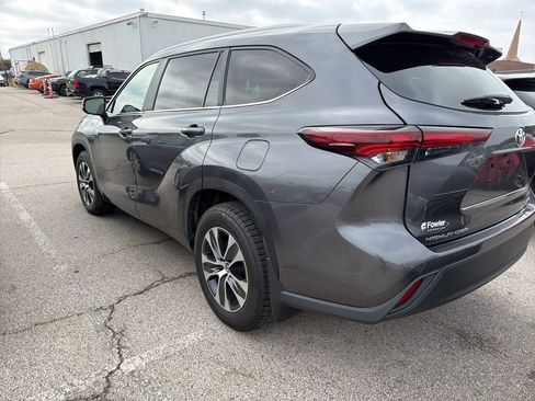 Used 2024 Toyota Highlander XLE image 7