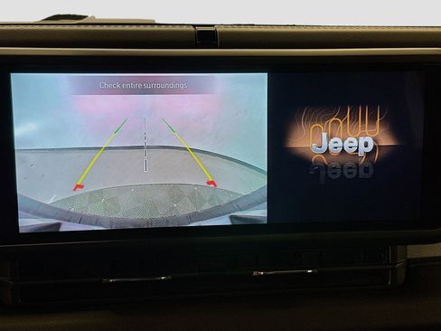 Used 2025 Jeep Wrangler Sahara image 23