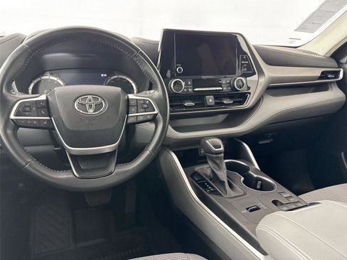 Used 2023 Toyota Highlander LE FWD image 30