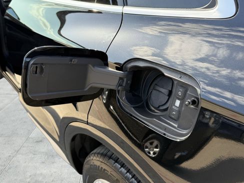 Used 2024 Audi Q5 e Premium w/ Convenience Package image 23