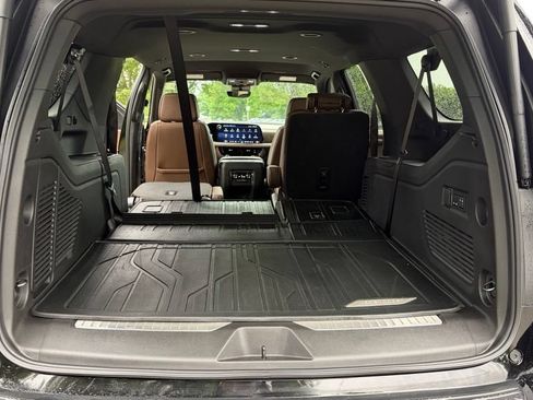 Used 2025 Chevrolet Suburban High Country AWD/4WD image 14