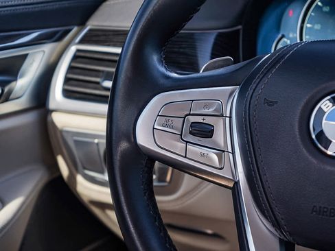 Used 2019 BMW 740i image 17