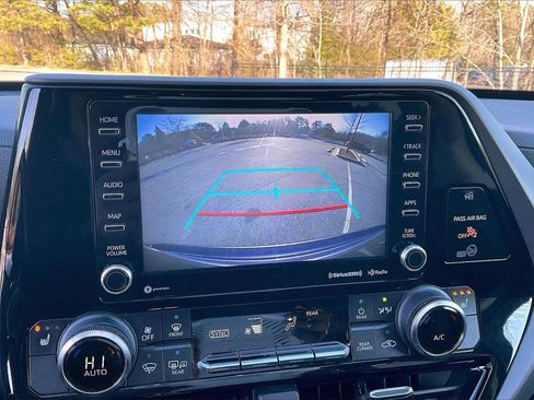 Used 2022 Toyota Highlander XLE image 14