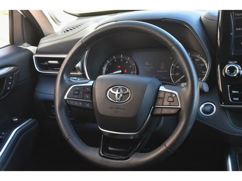 Used 2020 Toyota Highlander Platinum image 18
