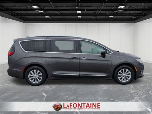 Used 2018 Chrysler Pacifica Touring-L w/ Premium Audio Group image 6