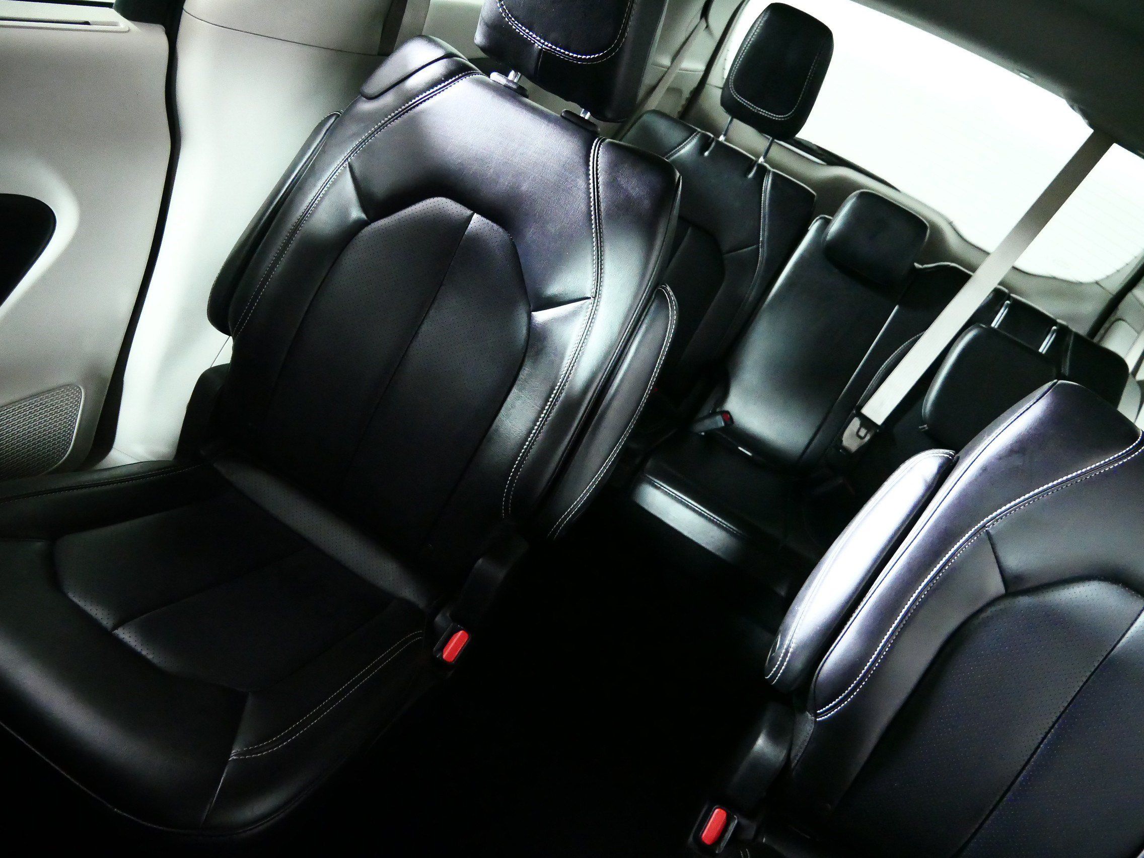 Used 2023 Chrysler Pacifica Touring-L FWD image 12