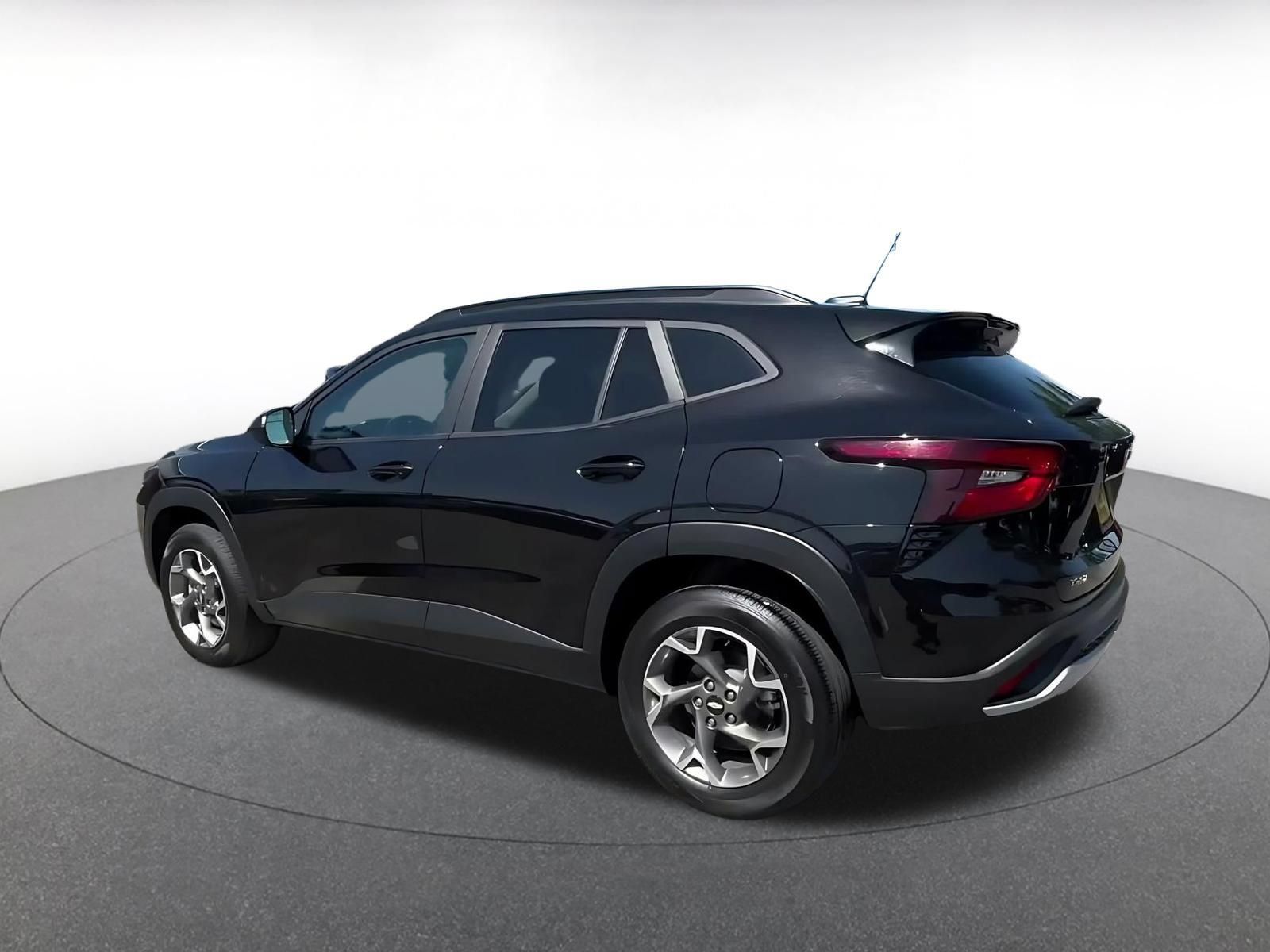 Used 2025 Chevrolet Trax LT FWD image 9